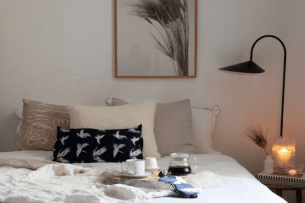 软卧室配有胶带套房和中性装饰。