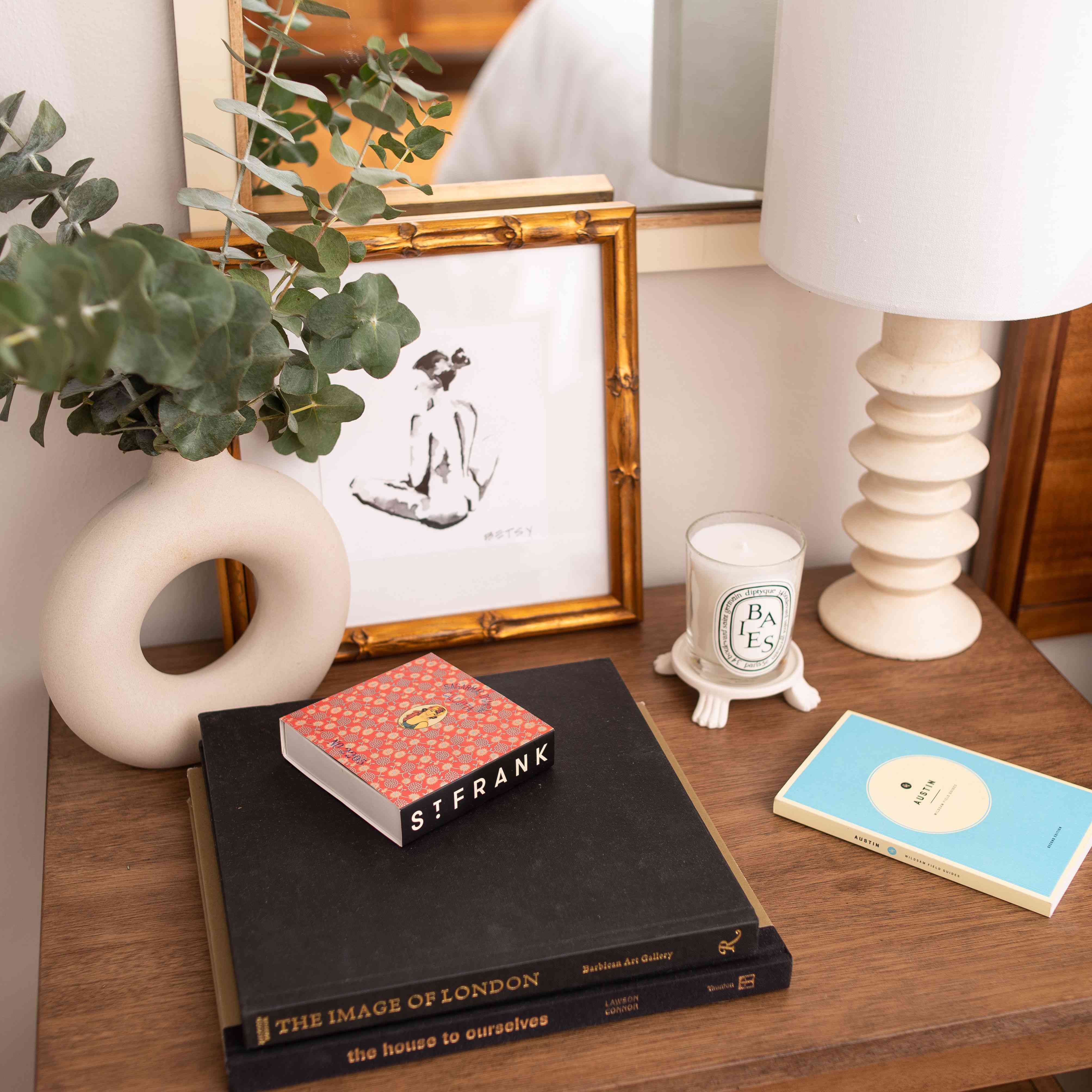 与装饰物体和甜甜圈花瓶的侧桌。