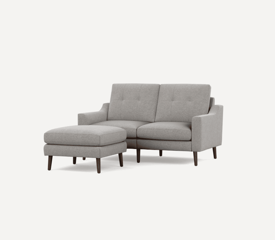 一辆灰色的双座汽车，配上了双人沙发。