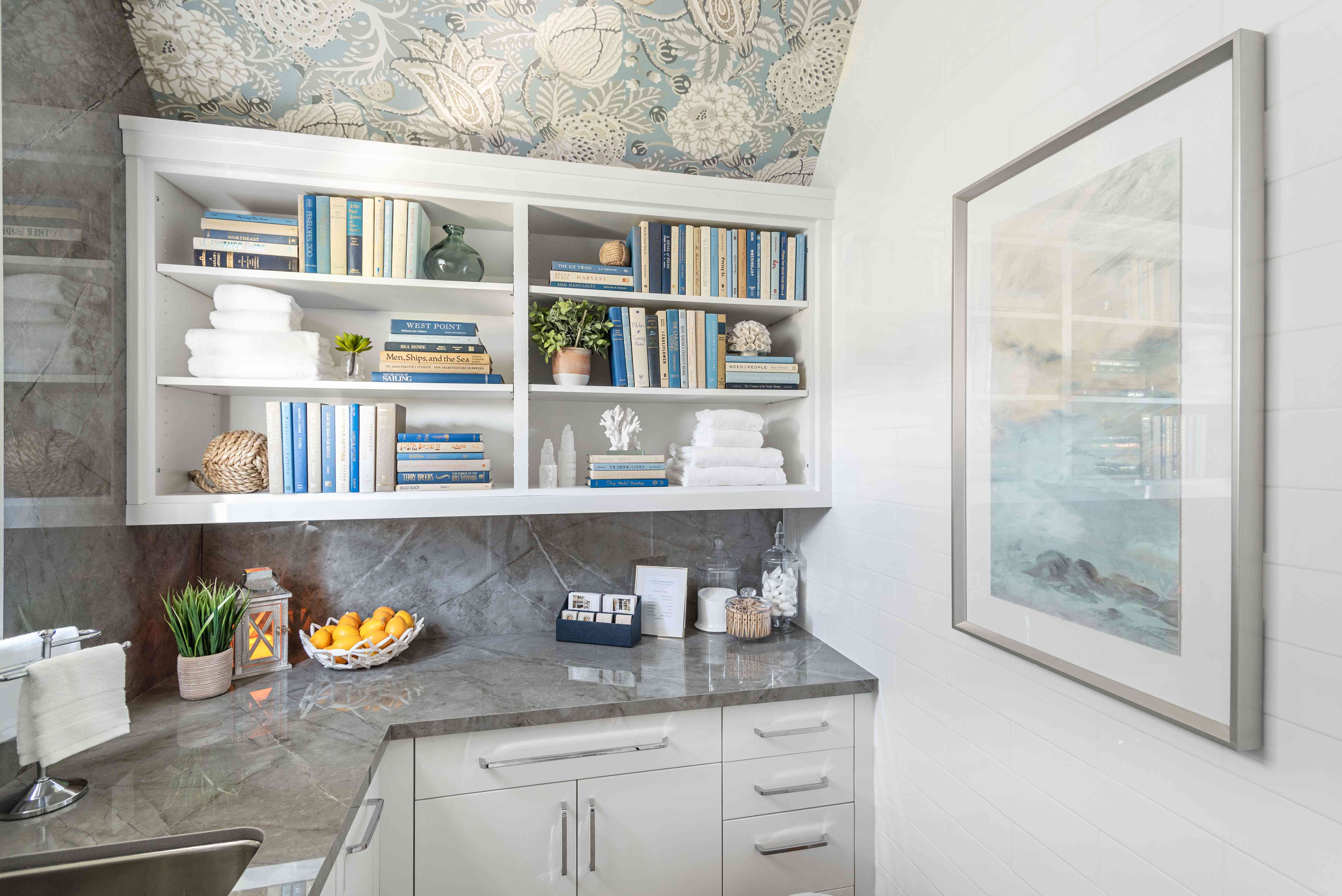 洗衣房的角落有装饰书籍和墙纸。