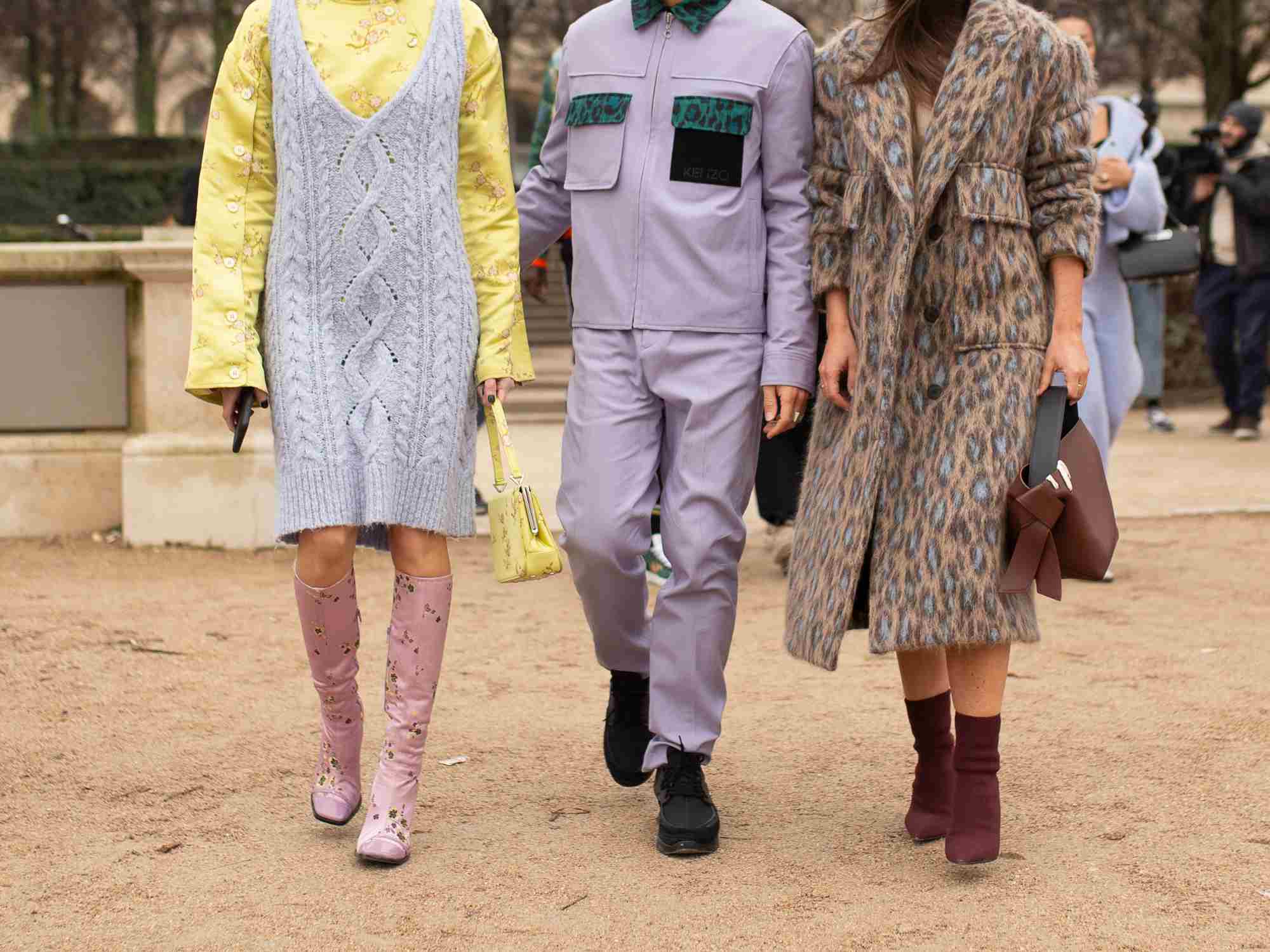 三个人走在一起