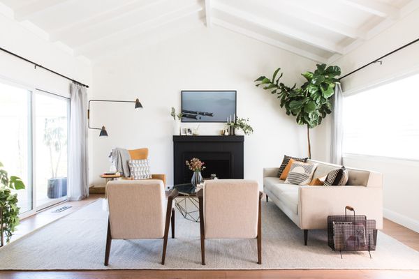 最佳家居用品六月 - 美丽的家庭间，粉红色椅子和沙发