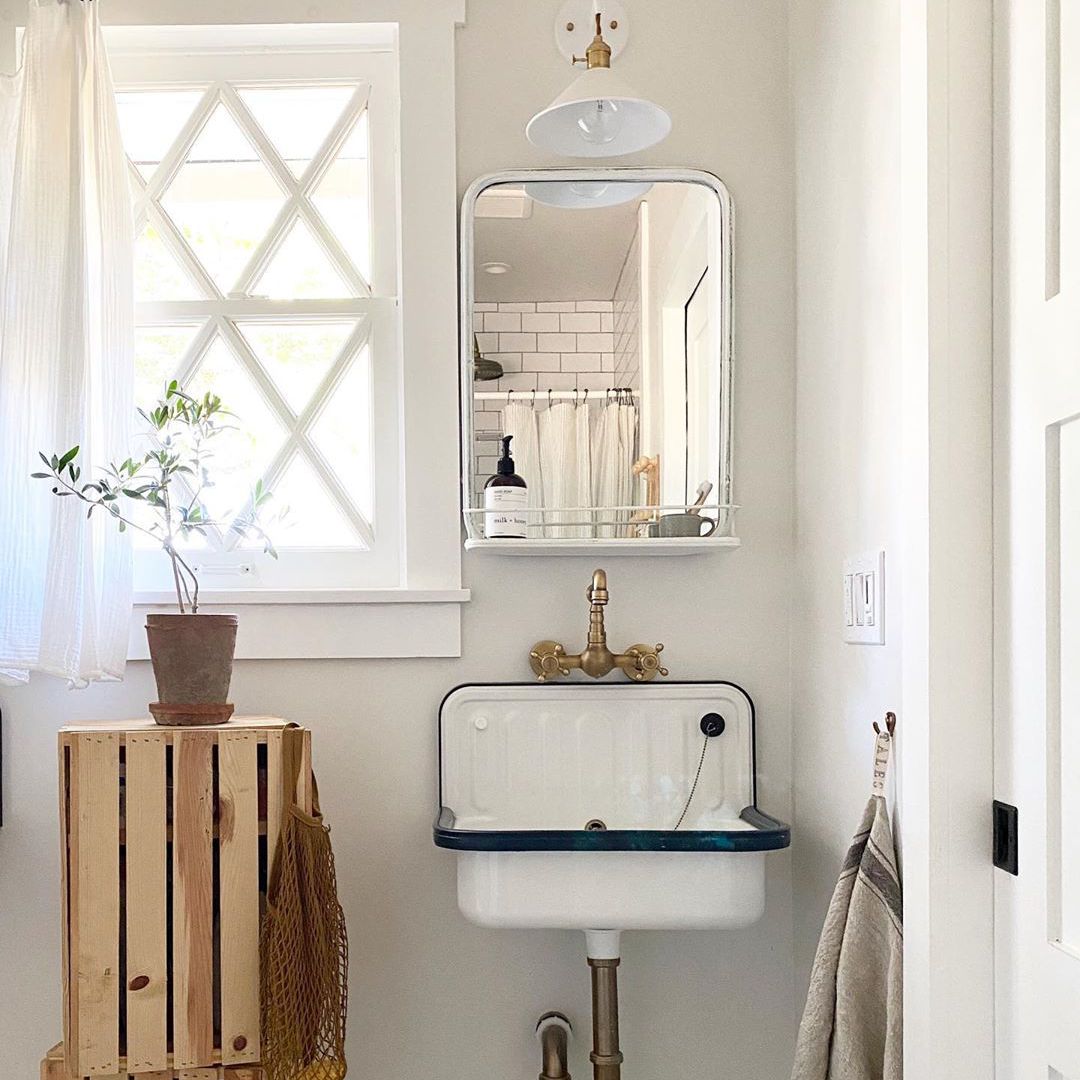 带有农舍水槽的浴室