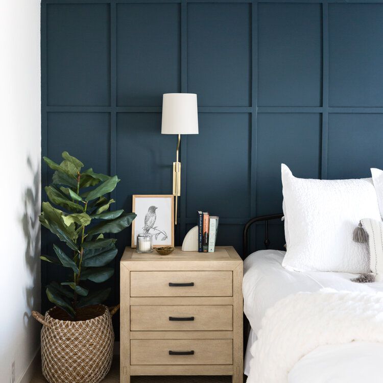 海军蓝板和板条墙。