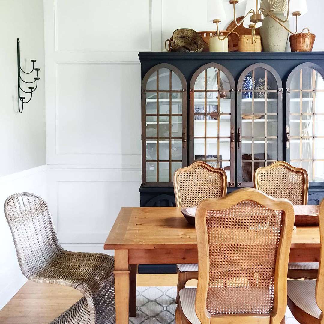 有木椅子的传统正式餐厅。