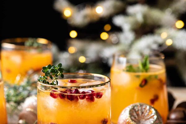 最好的圣诞鸡尾酒 - 柑橘鸡尾酒用石榴种子装饰