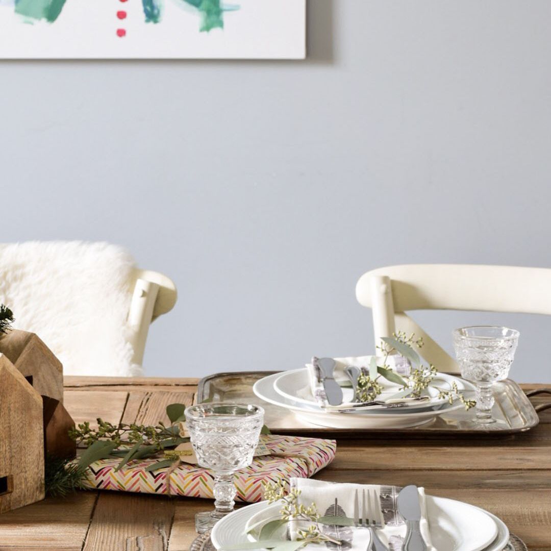 Tablescape中性板和银器。