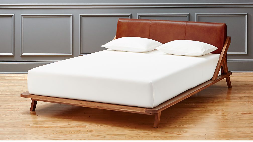 CB2鼓门金合欢皇后床与皮革头饰