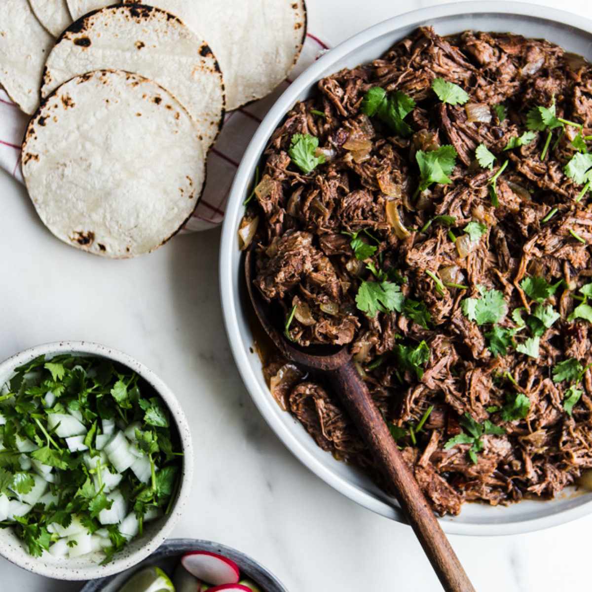 慢炖锅Barbacoa牛肉炸玉米饼