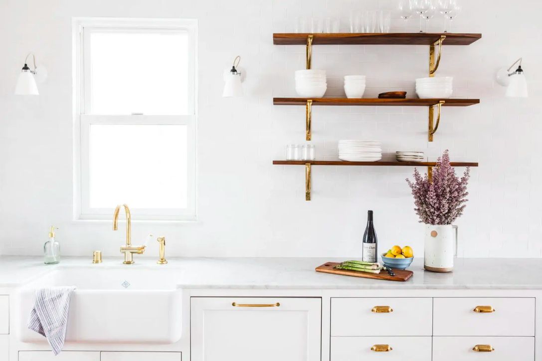 干净的白色厨房