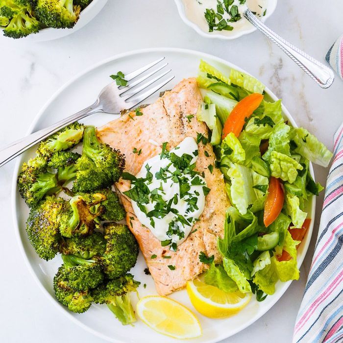 用烤烤花椰菜虹鳟鱼鱼片的板。