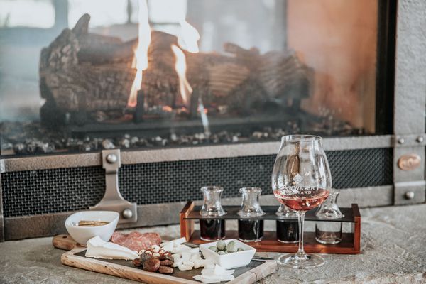 葡萄酒和奶酪通过火灾