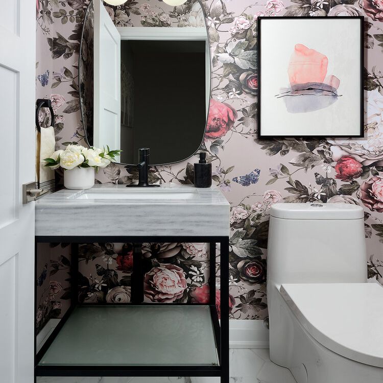 浴室配有大胆的花卉壁纸。