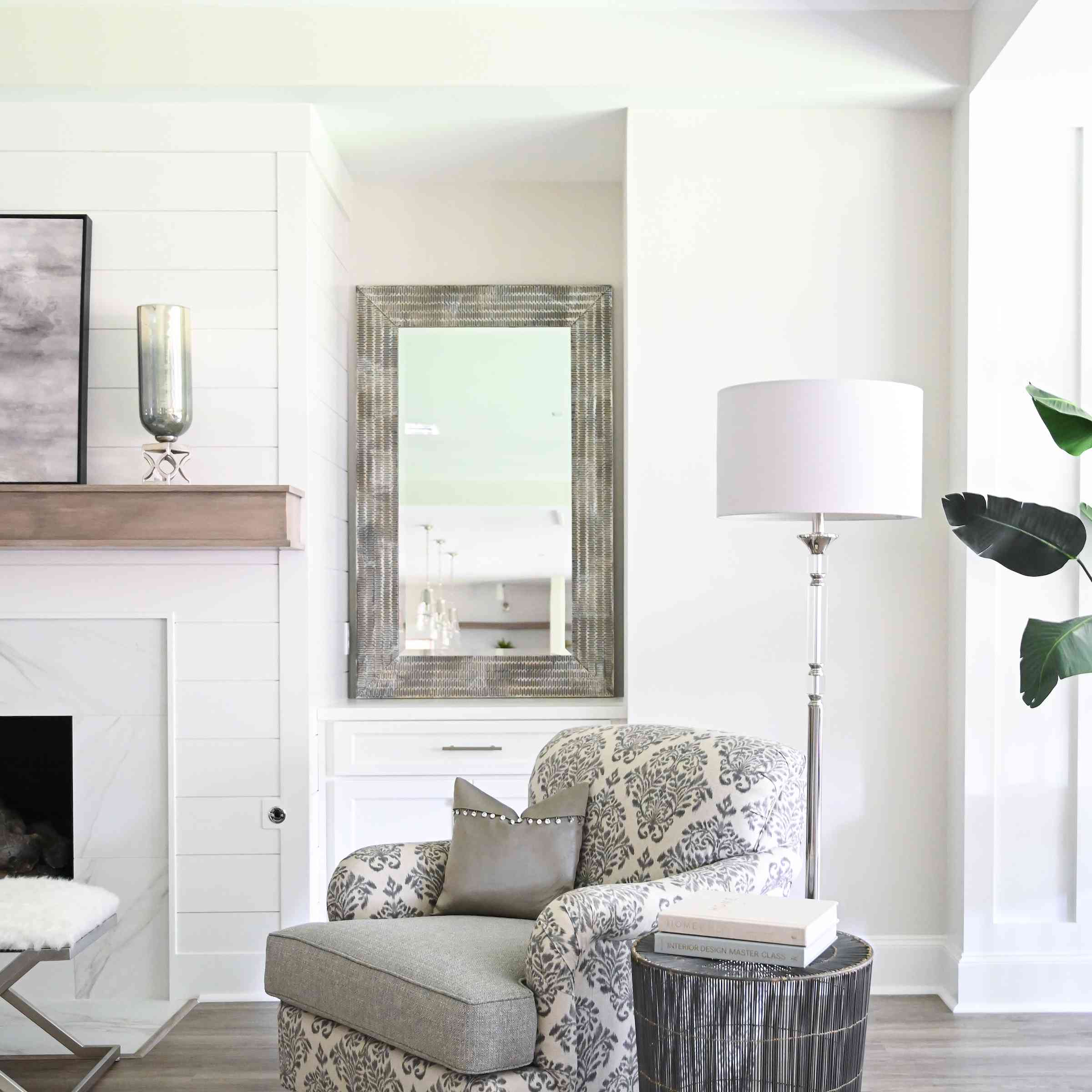 休息区与黑色和白色被打击的椅子和银色灯。