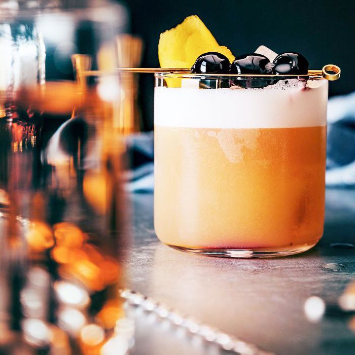 的杏仁鸡尾酒配上柠檬和三个樱桃的调酒