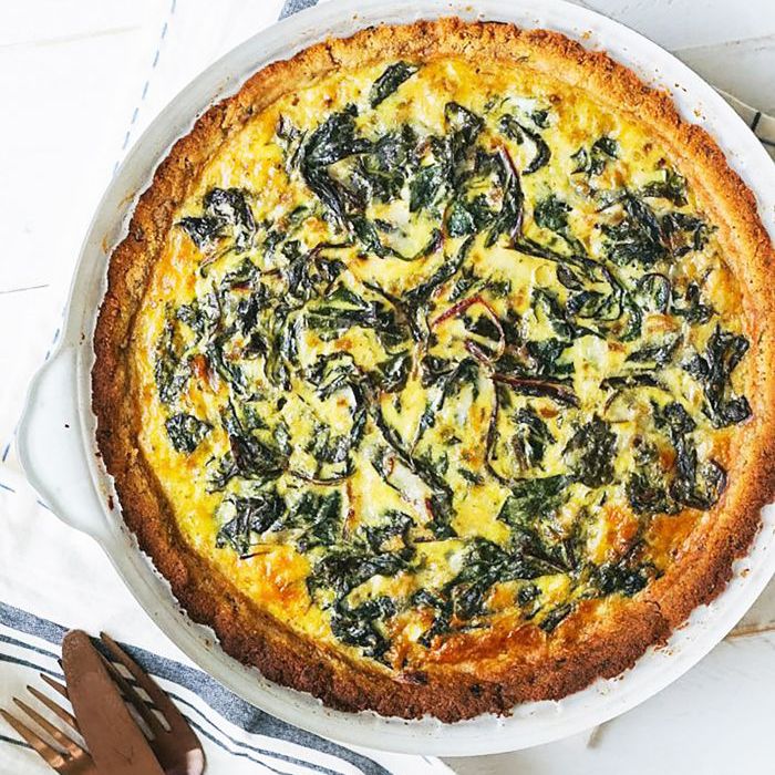 生酮感恩节食谱- - -杏仁皮甜菜蛋饼