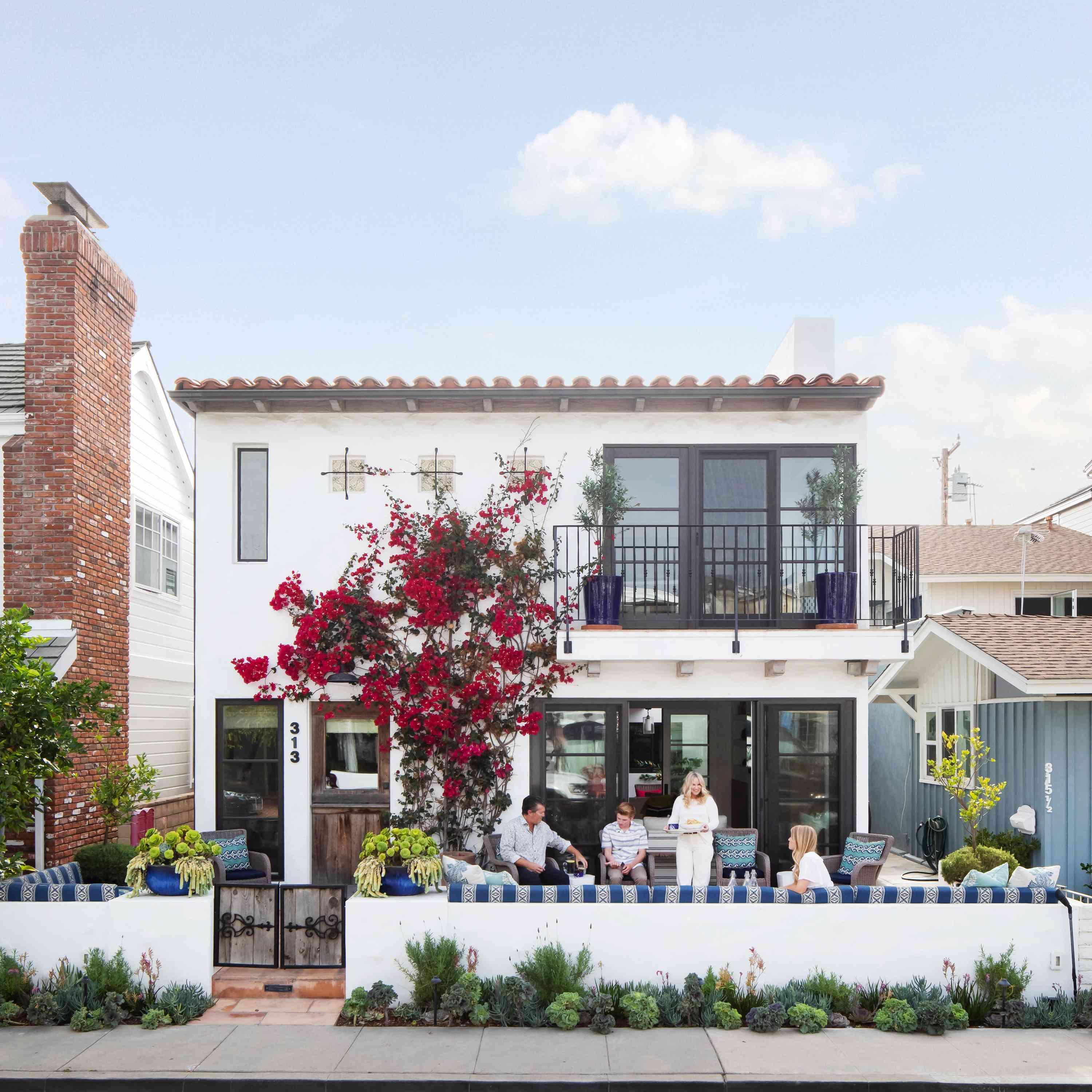 西班牙风格的房子外部有大花树。