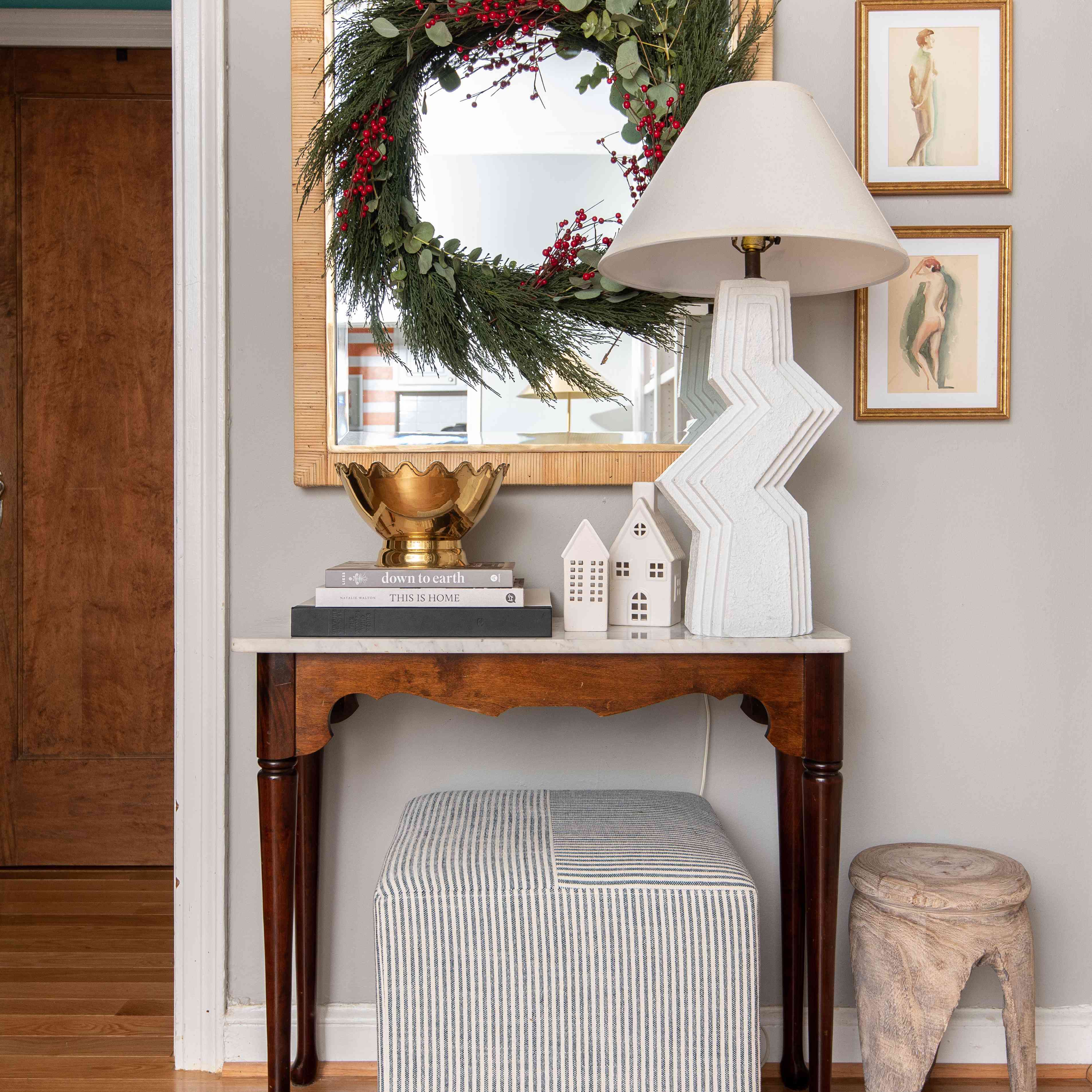 在入口镜镜子上挂了花圈。