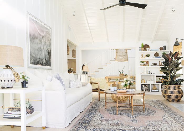 明亮，白色的客厅