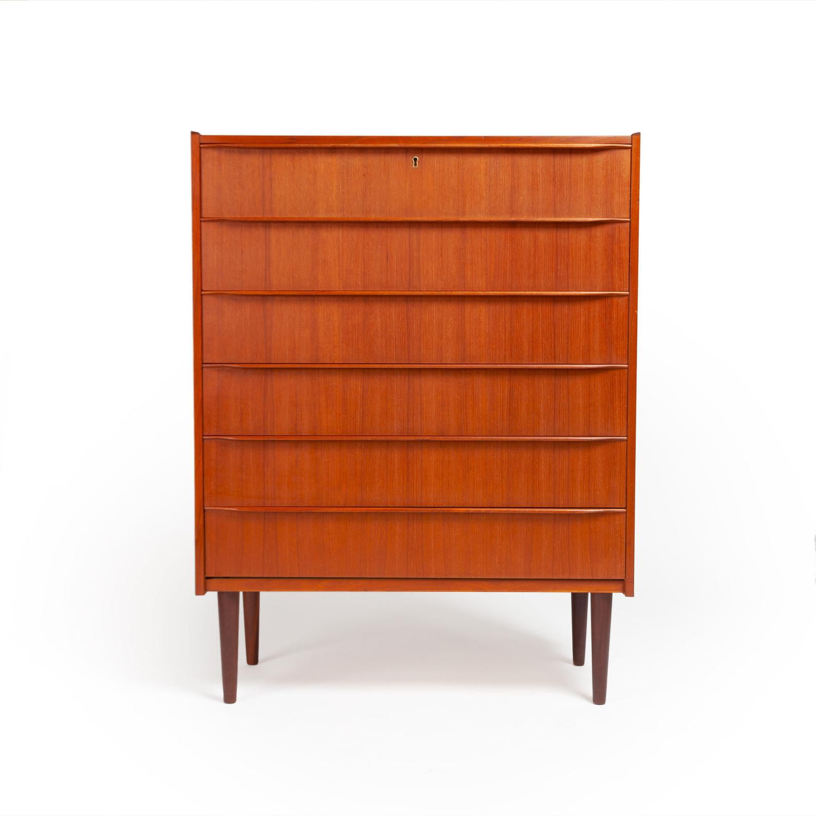 本世纪中叶高脚柜