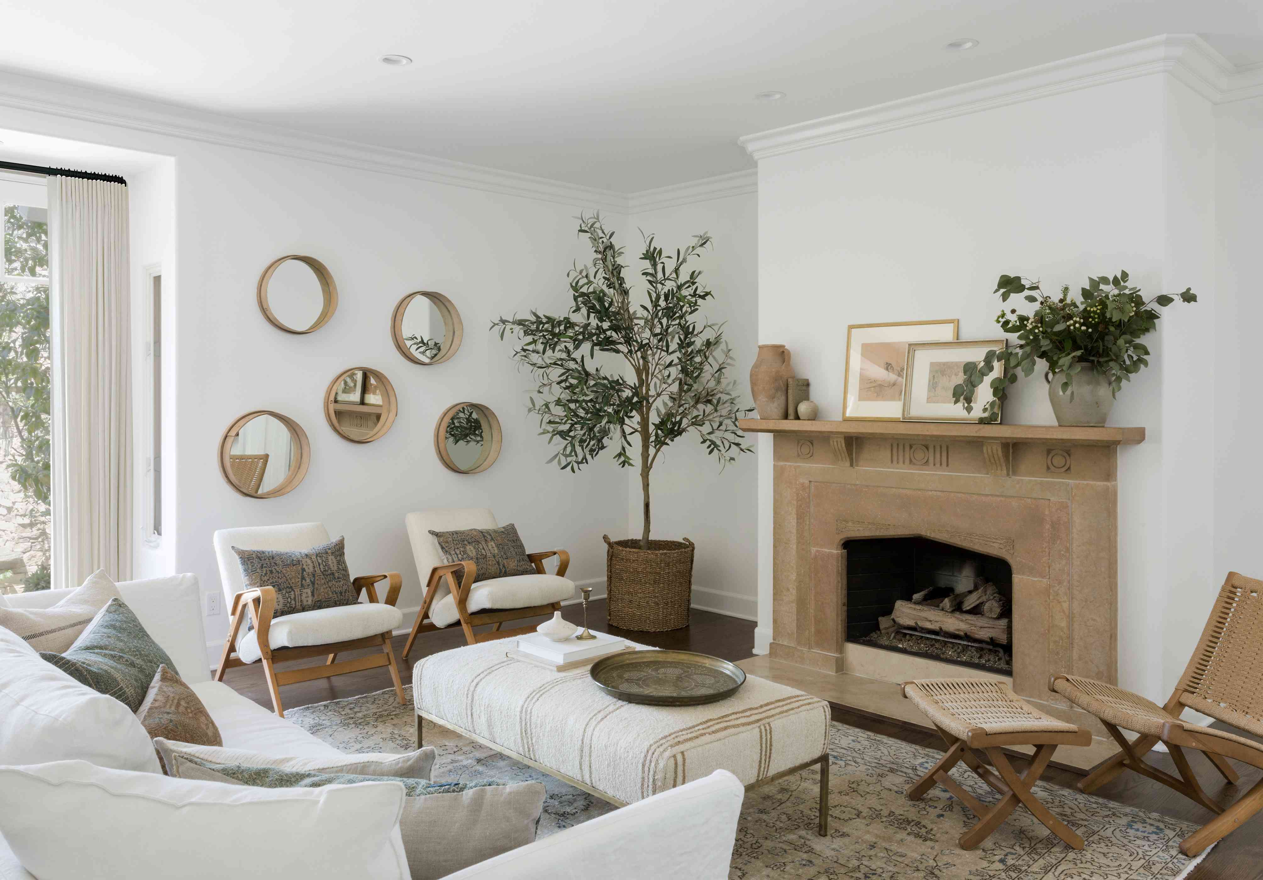 白色客厅，老式藤椅和凳子