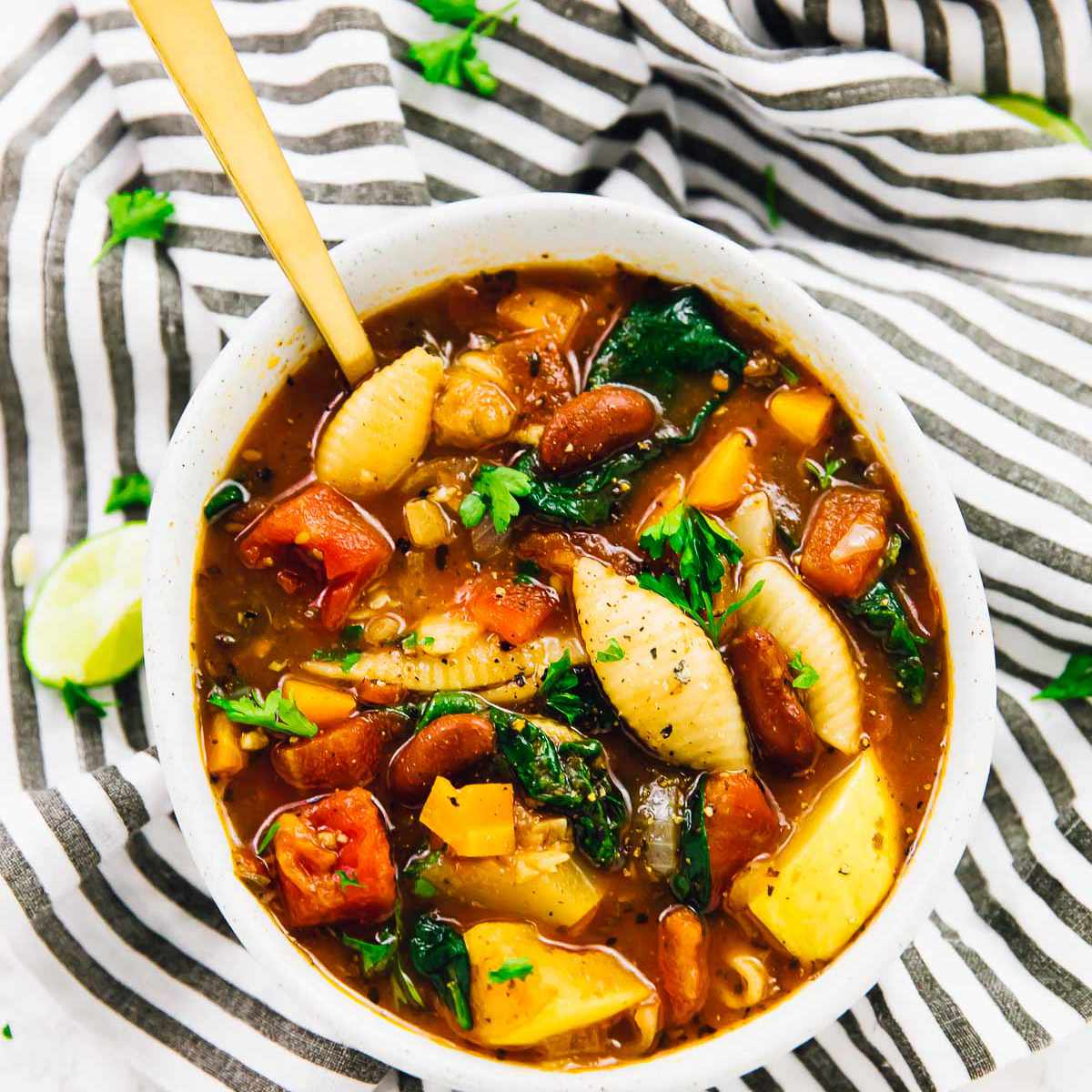 一锅丰盛的通心粉汤