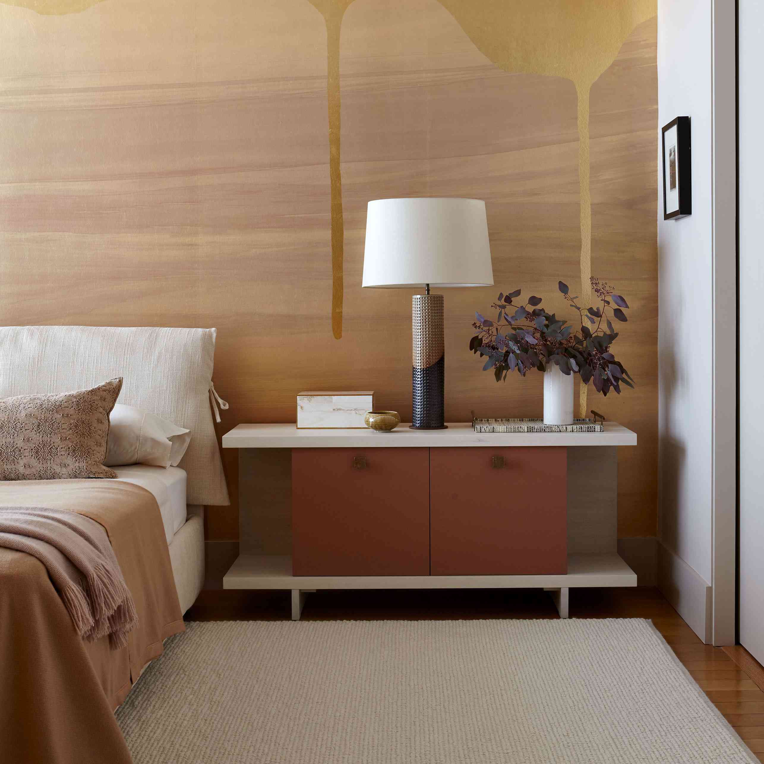 侧台灯在卧室。