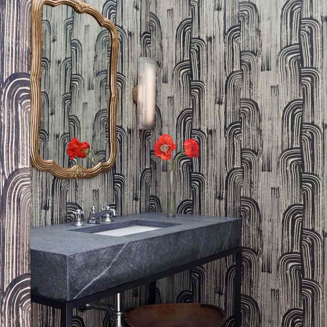 有石水槽的蓝色和白色墙纸浴室