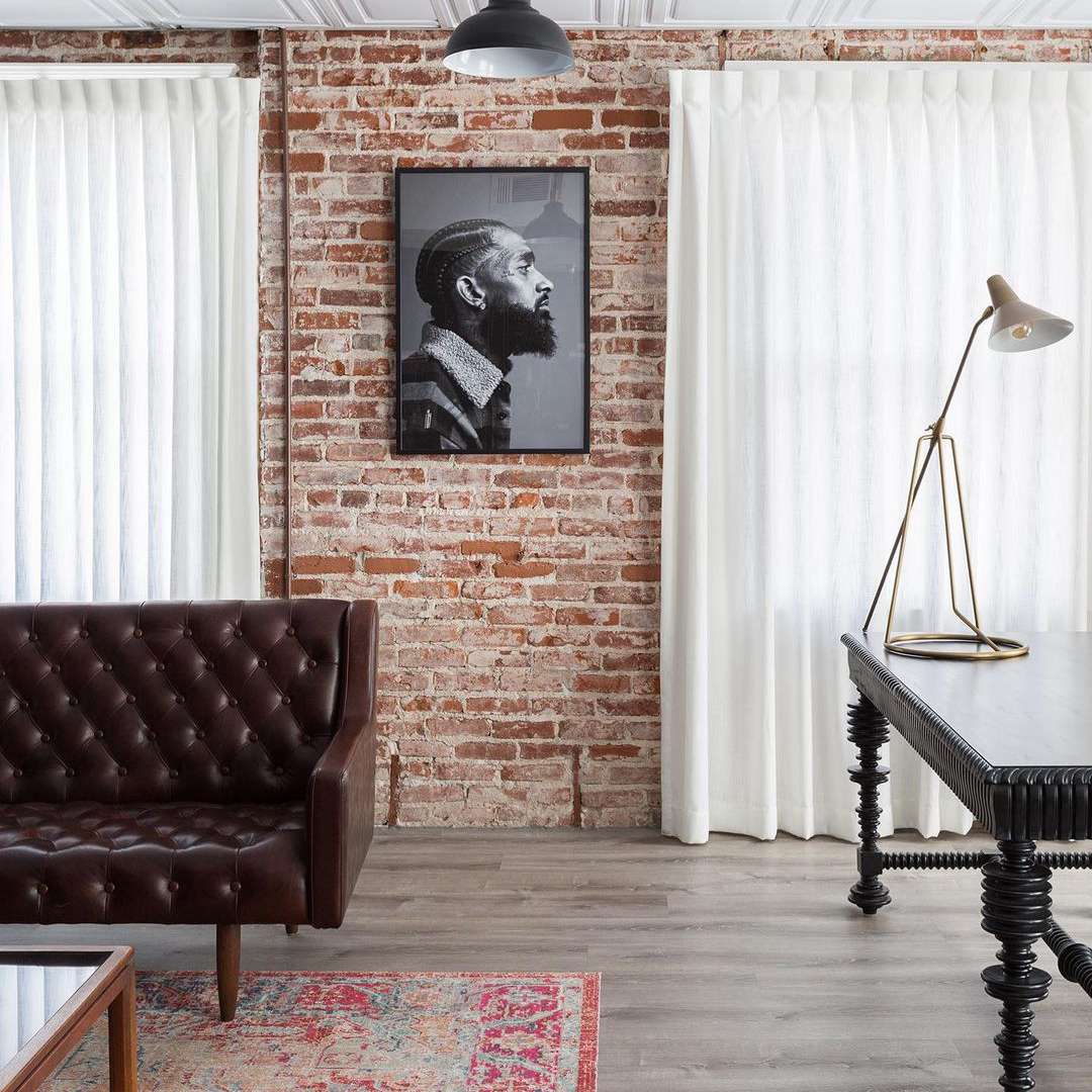 砖墙和飘逸的窗帘