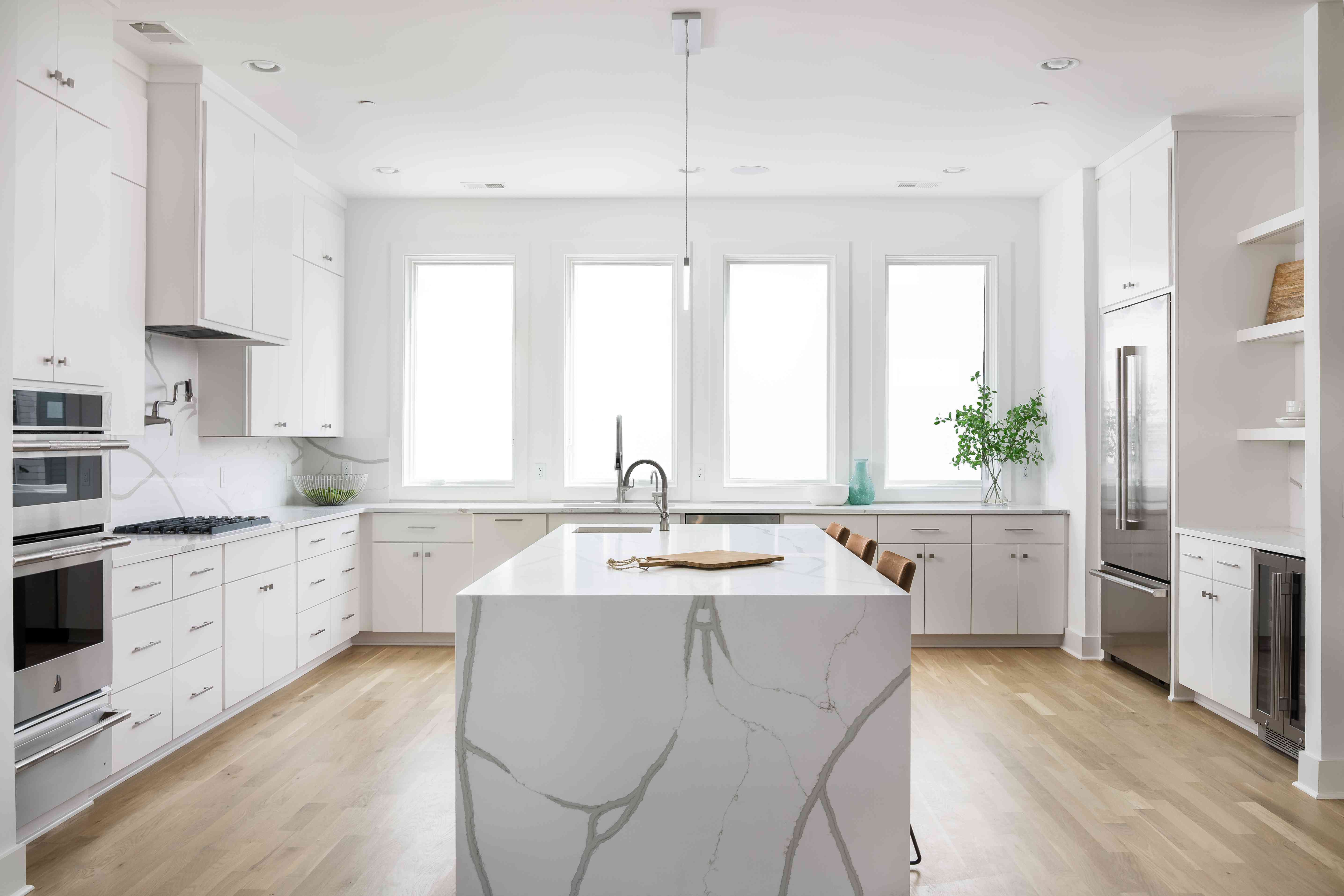 白色大理石海岛在厨房里