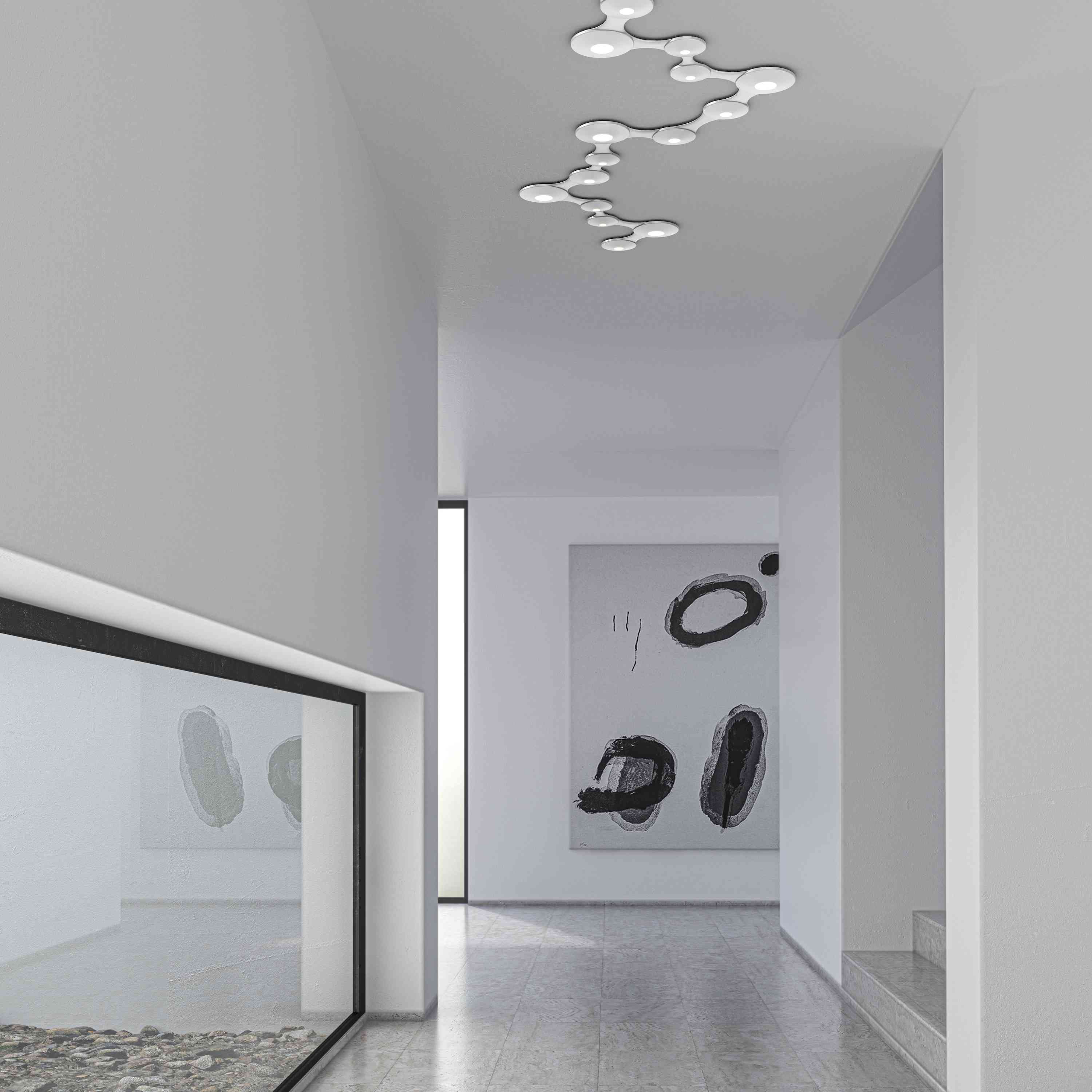 有复杂的天花板照明的绝尘室。