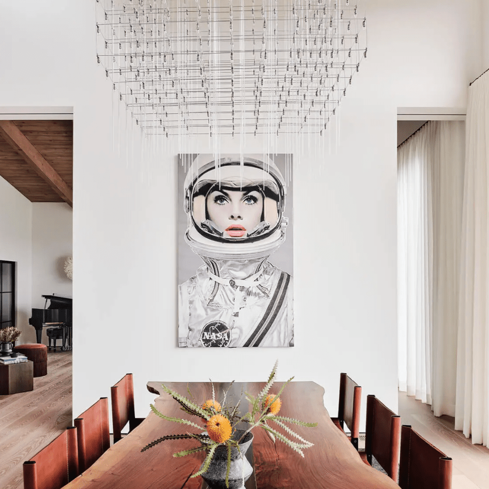 用餐室，带乡村风格的桌子和现代灯具