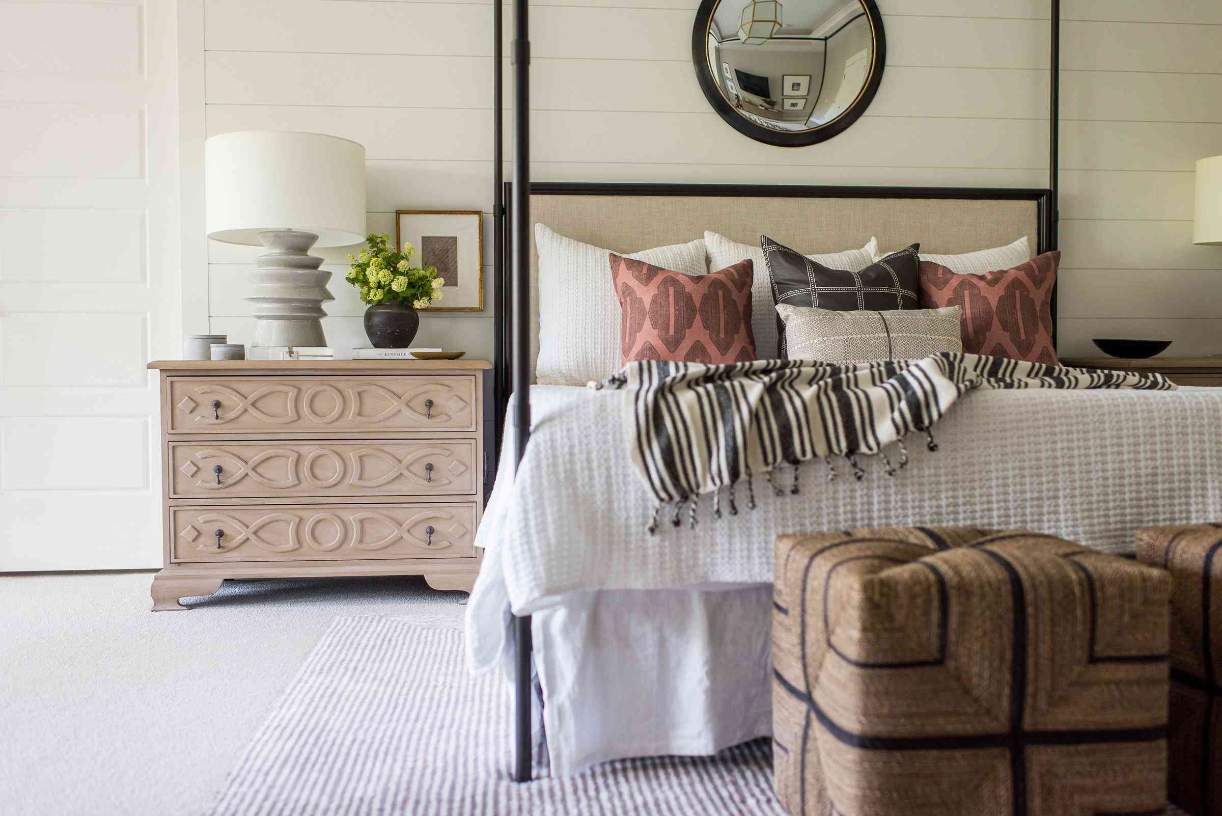 卧室配有shiplap口音墙