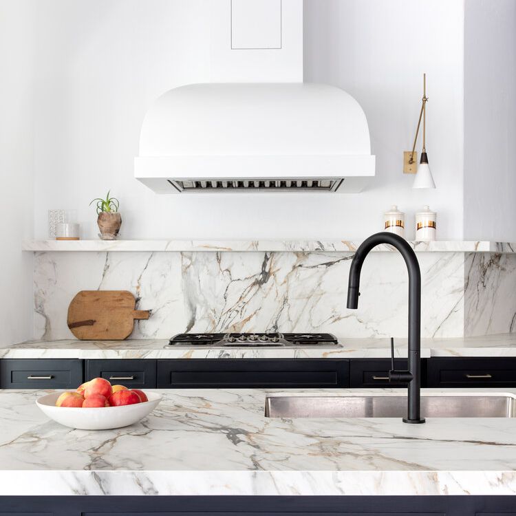 带海军橱柜，大理石台面和大理石衬里的背板的厨房