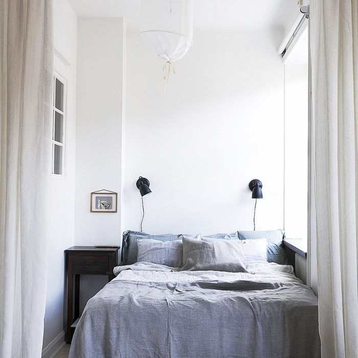 小空间斯堪的纳维亚设计的蓝色卧室