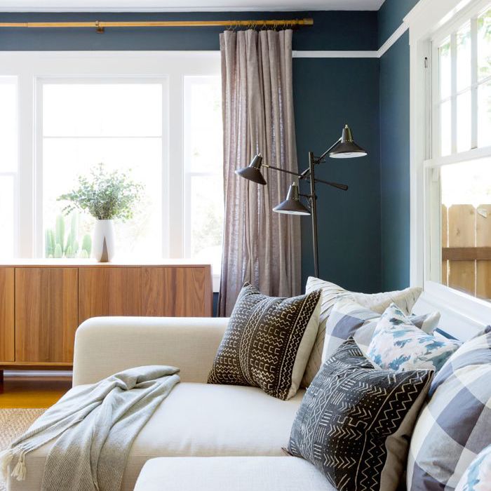 蓝色的客厅，白色的装饰，白色的l形沙发”class=