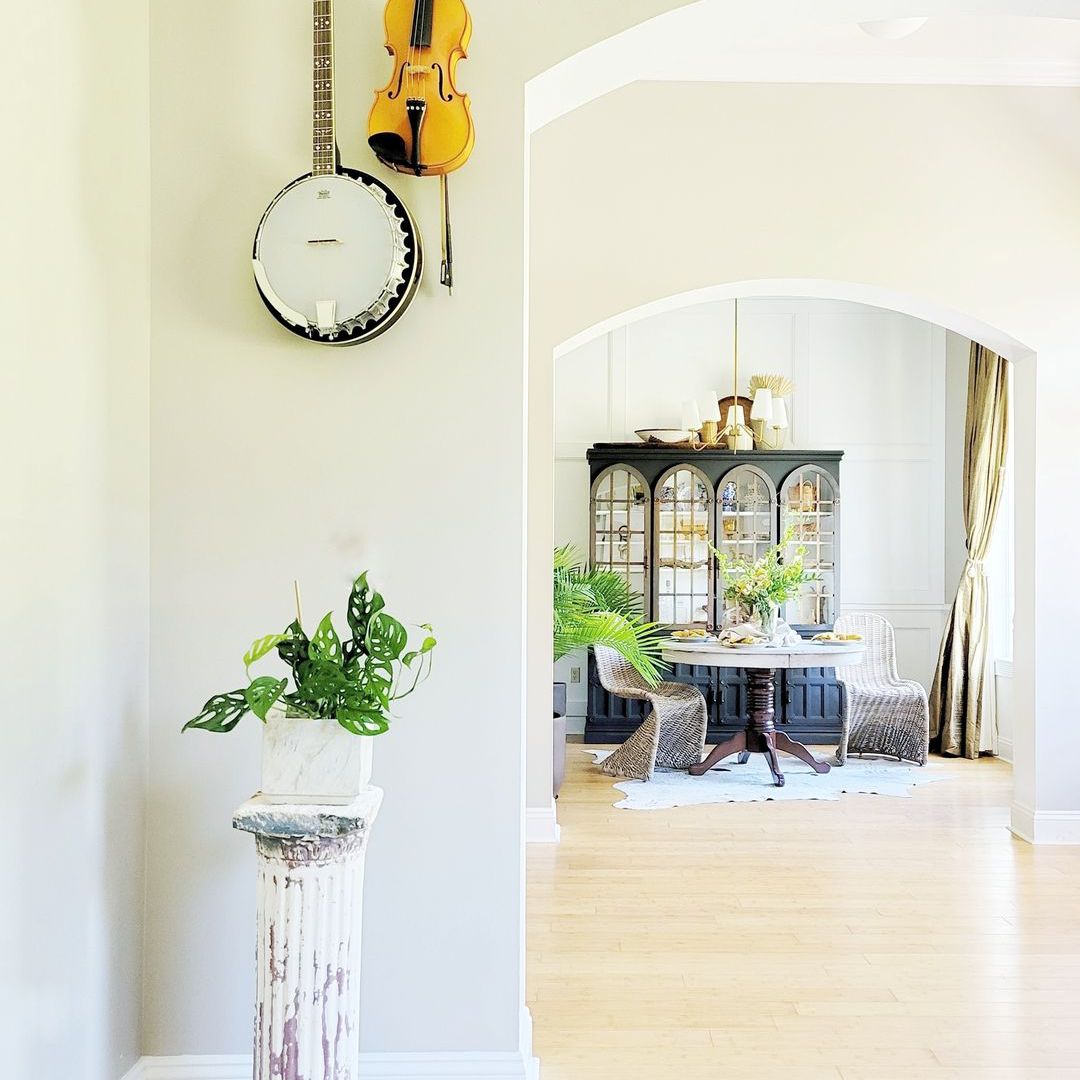 基座上的巨型植物