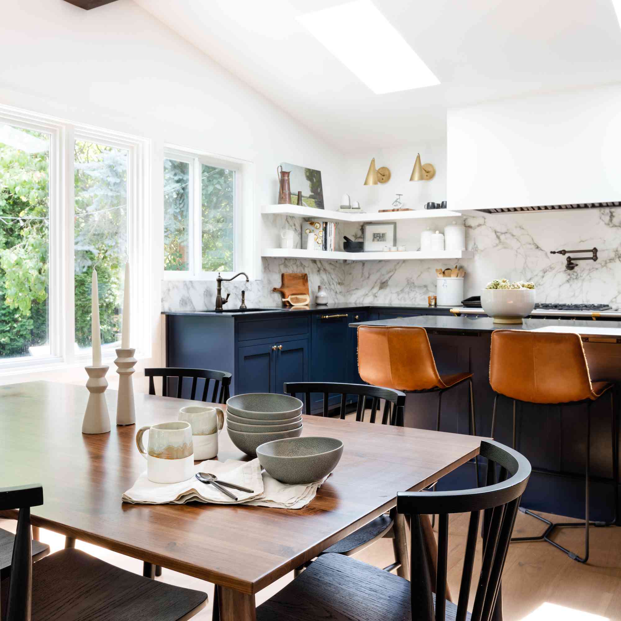 棕色厨房餐桌。