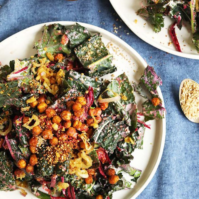 奶油甘蓝沙拉配鹰嘴豆和青葱”class=