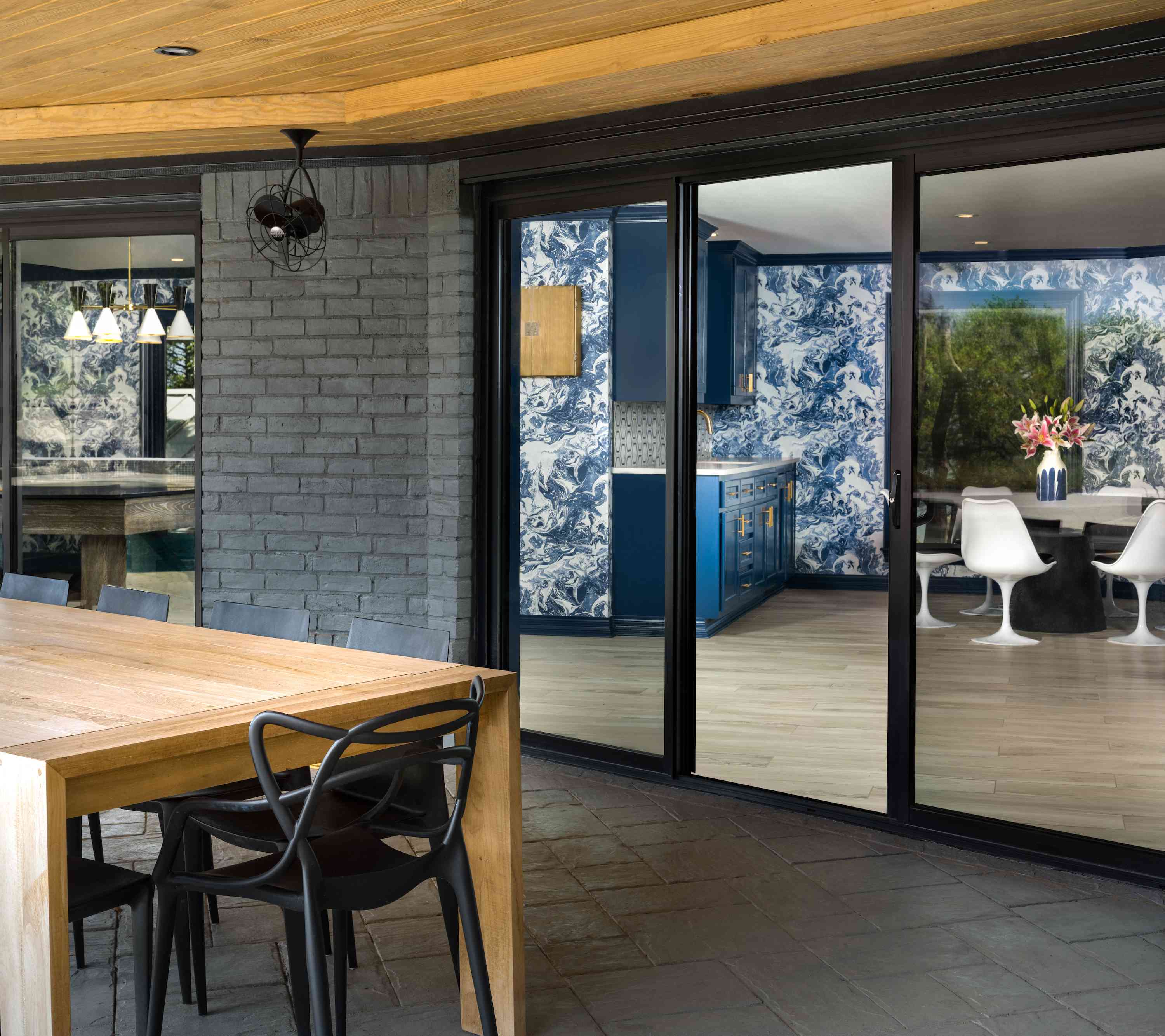 室外区域，可滑动门进入室内。