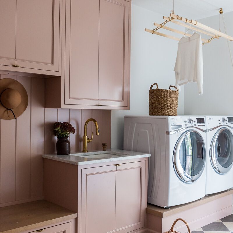 粉红色的洗衣房，还有人造花。