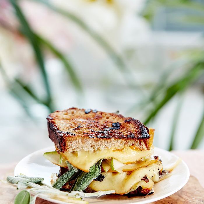 豪达和梨烤奶酪