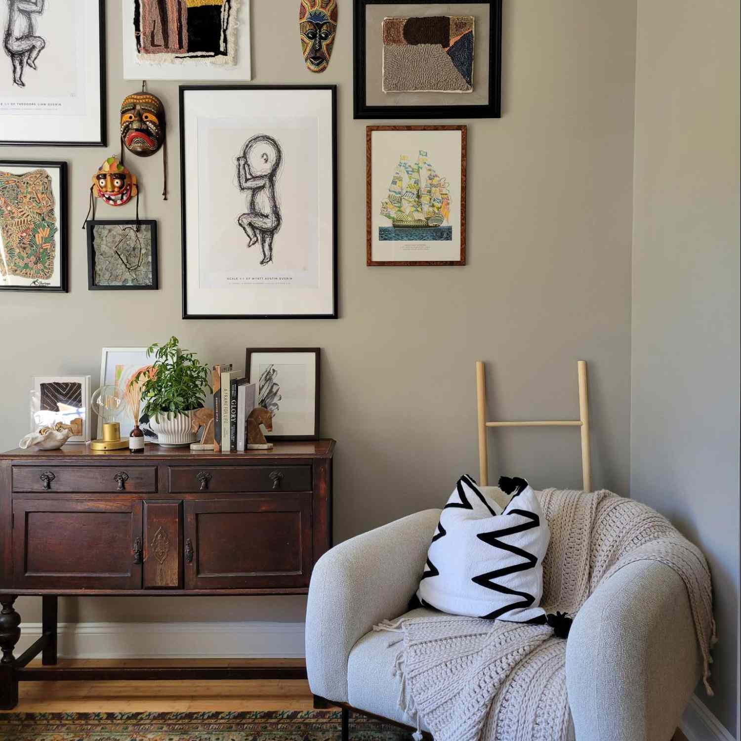 中性的坐角与画廊墙。