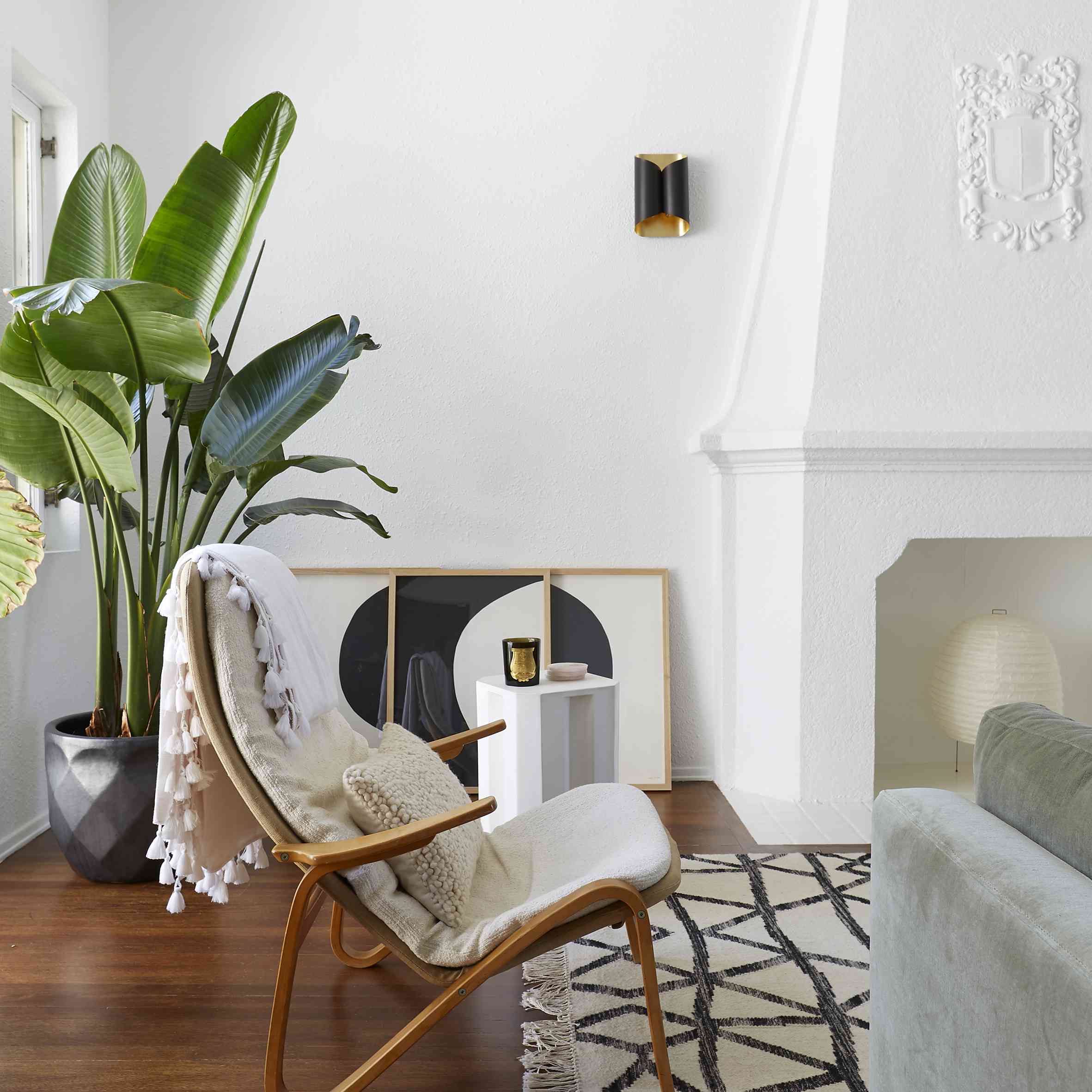 带有西班牙风格建筑细节的客厅