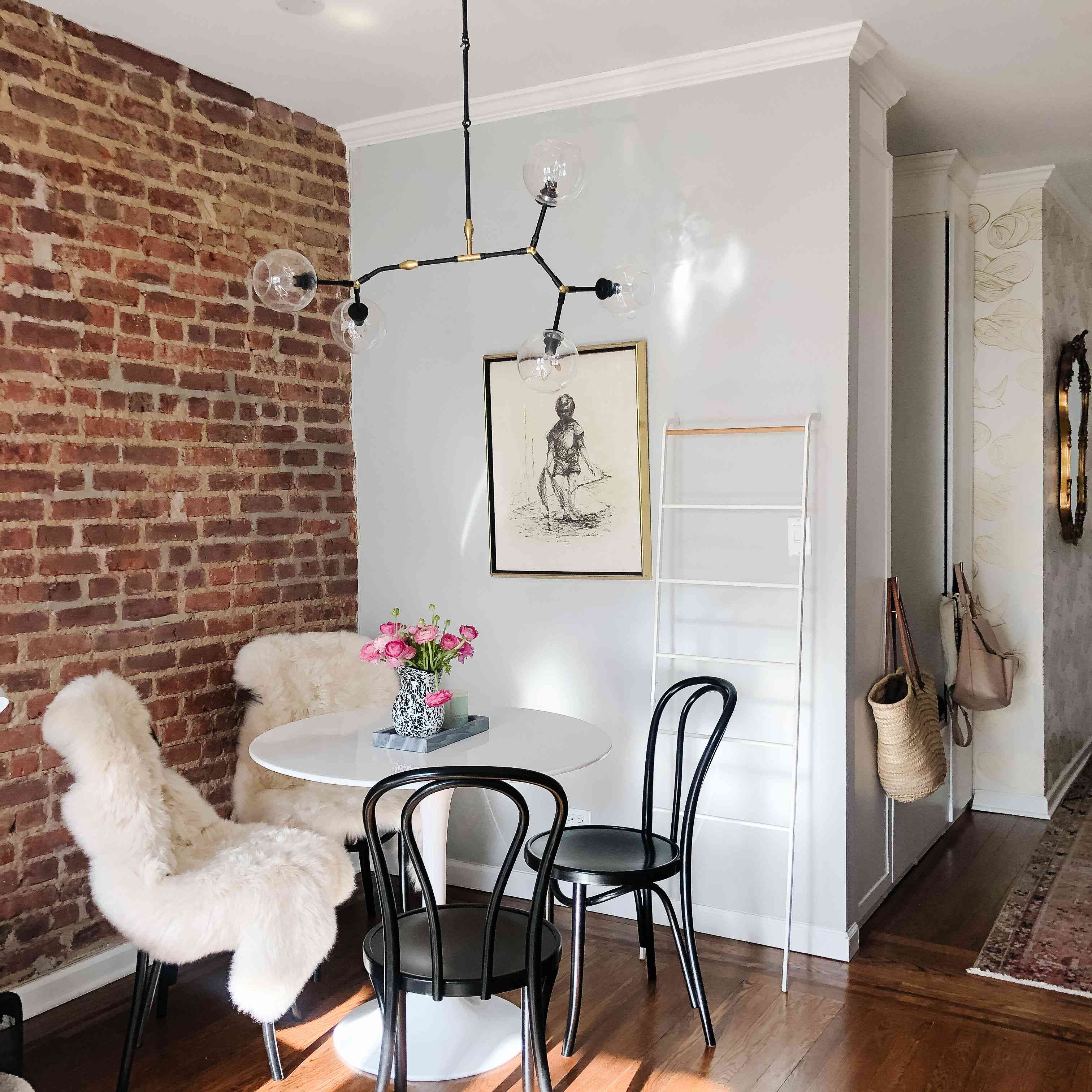 小餐馆对砖墙的小餐厅。