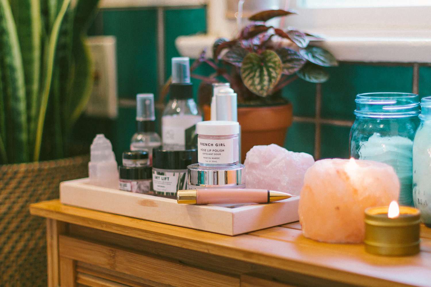 卫生间台面储存在木头上