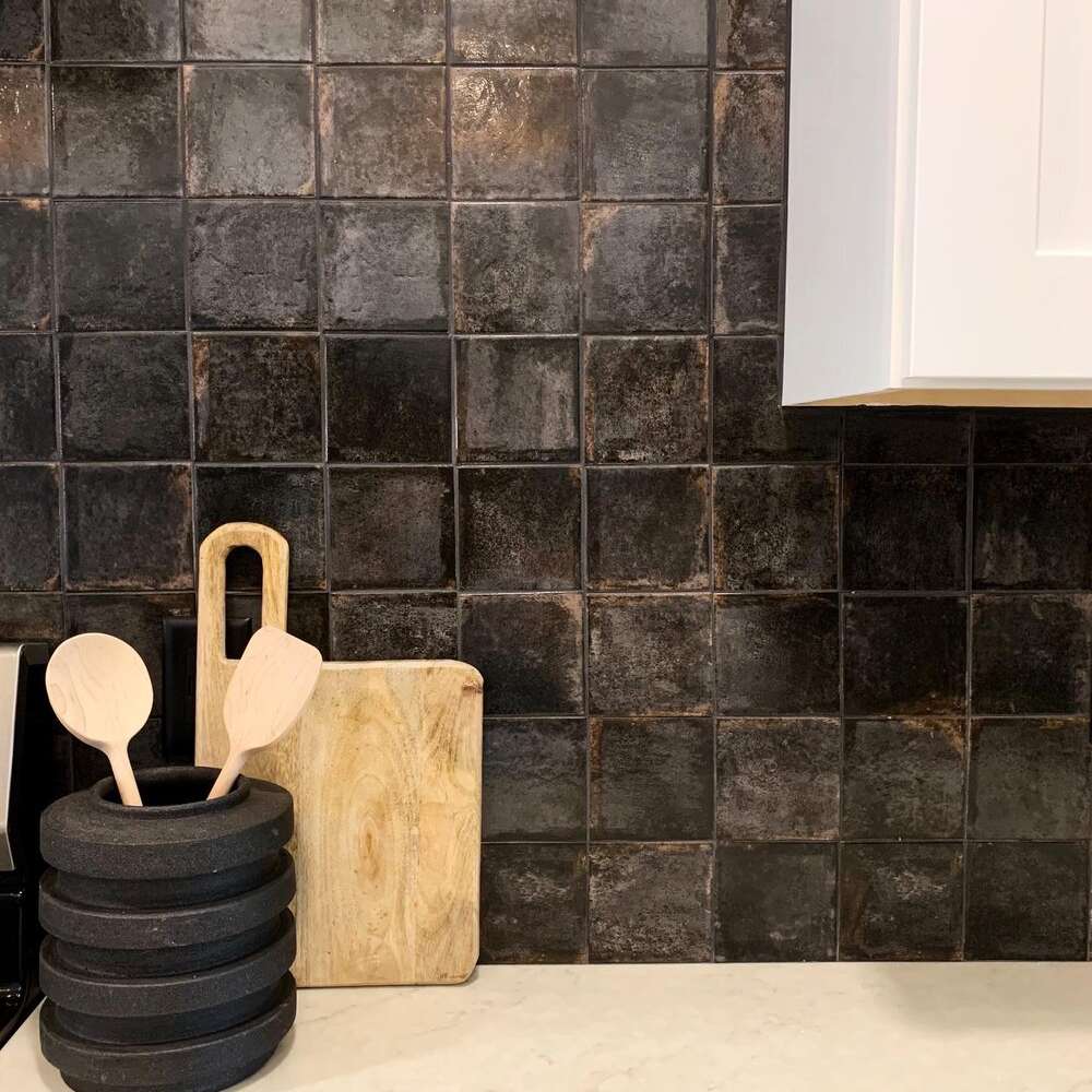 一个带黑色瓷砖的厨房