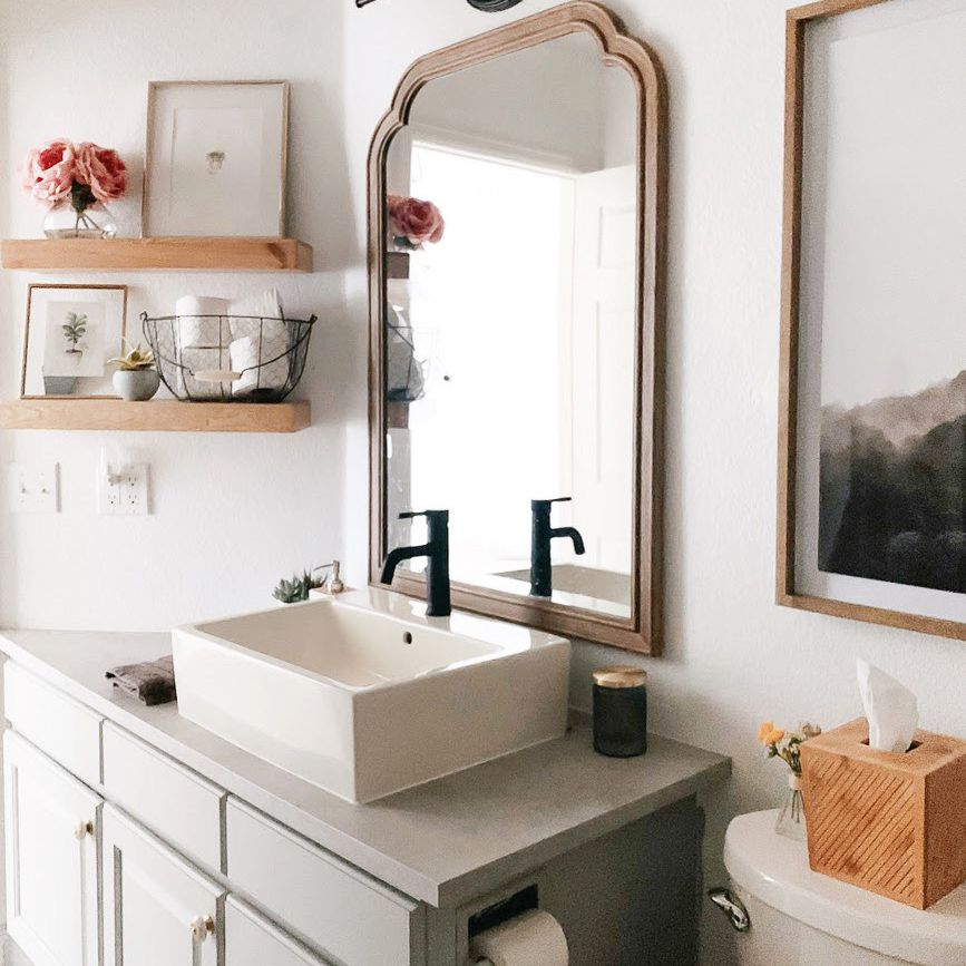 带浮动搁板的浴室