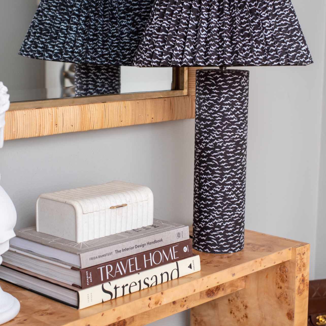 在burl木侧桌上的口音灯。