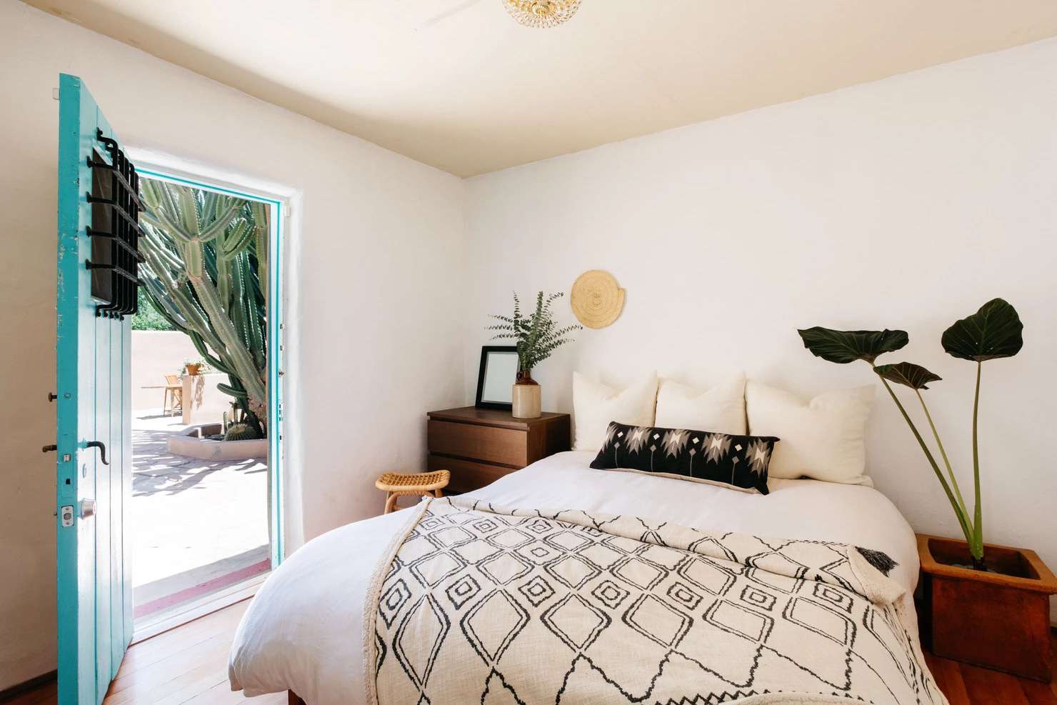 西南风格的卧室与蓬松的白色被子。